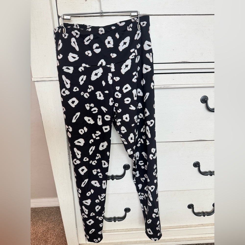 Onzie Black and White Patterned Kids Leggings